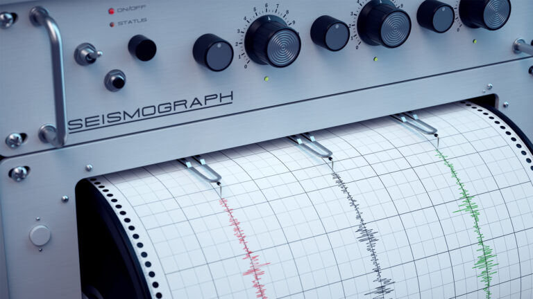 Seismograph zeigt Erdbeben auf Papierrolle an.