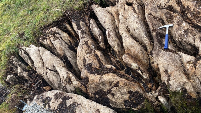 Klüfte im Gestein mit Geologenhammer