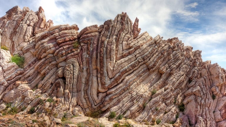 Geologische Formation mit gefalteten Gesteinsschichten