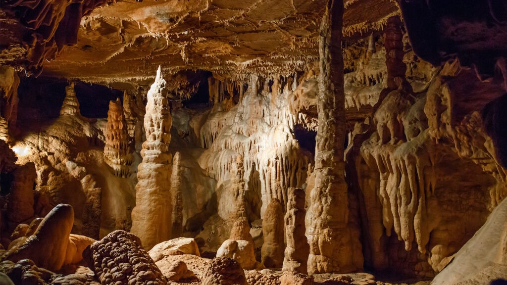 Stalagmiten in einer beleuchteten Höhle